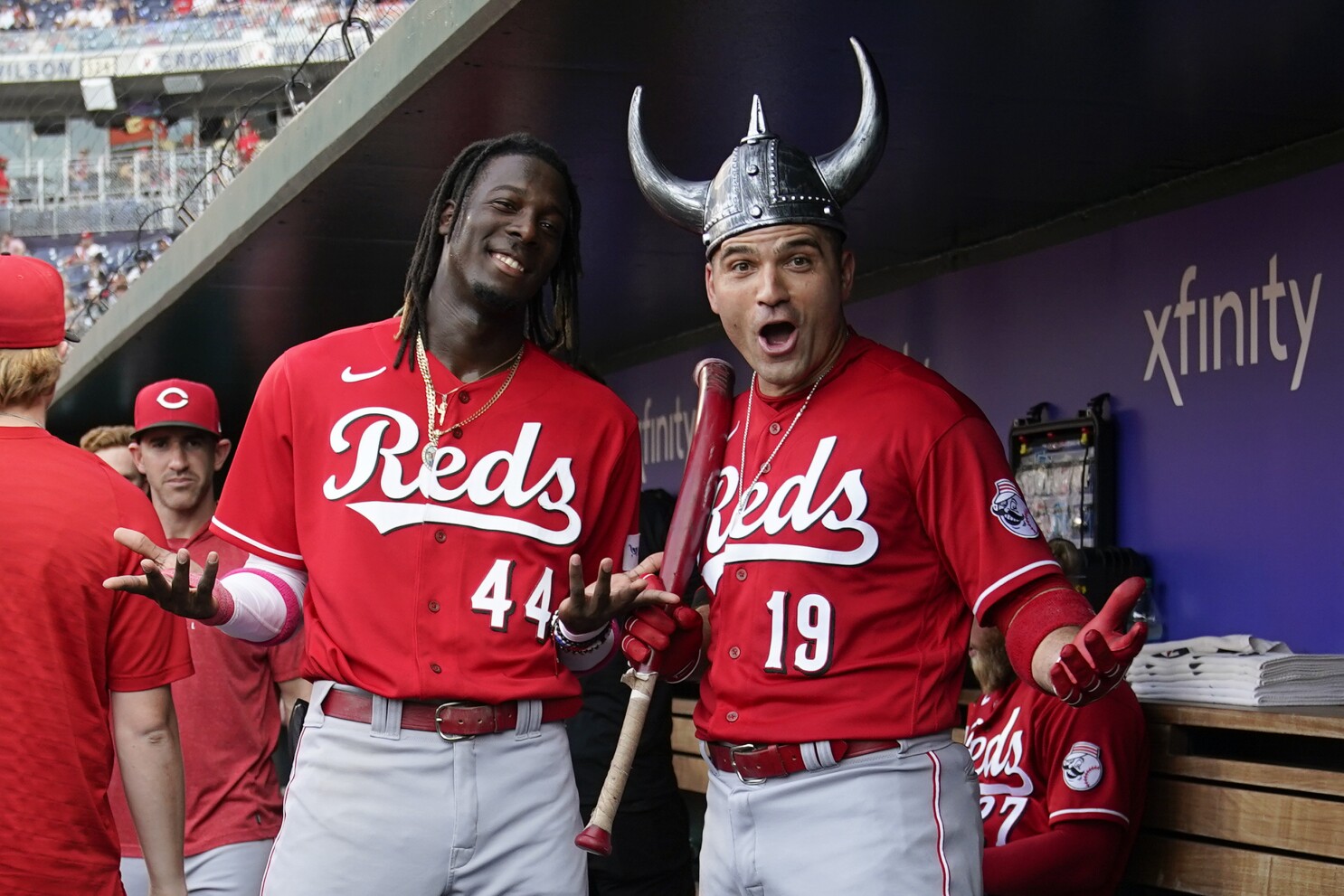 De La Cruz hits long homer with knob cover as Cincinnati Reds beat